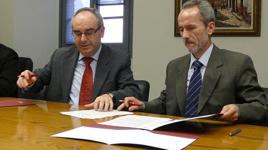 El president de Dipsalut, Josep Marigó, amb el del Col·legi, Carles Conejero.