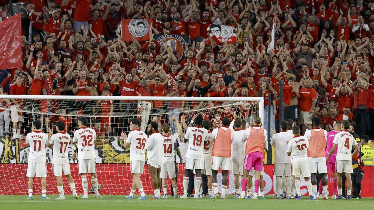 Los jugadores del Sevilla celebran su victoria a la finalización del partido de la jornada 34 de LaLiga EA Sports que el Sevilla FC y la Real Sociedad han disputado este lunes en el estadio Ramón Sánchez-Pizjuán