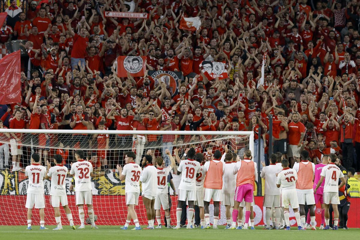 Los jugadores del Sevilla FC celebran su victoria a la finalización del partido frente a la Real Sociedad