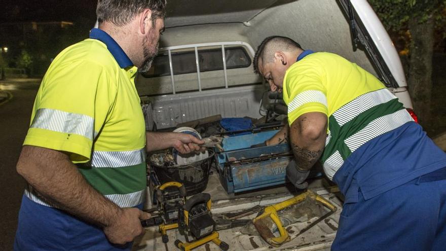 Operarios de Aqualia trabajando.