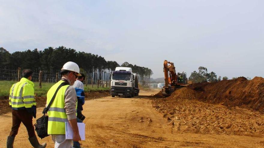 Obras del ramal que conectará con la autovía y, al fondo, el polígono de Barres.