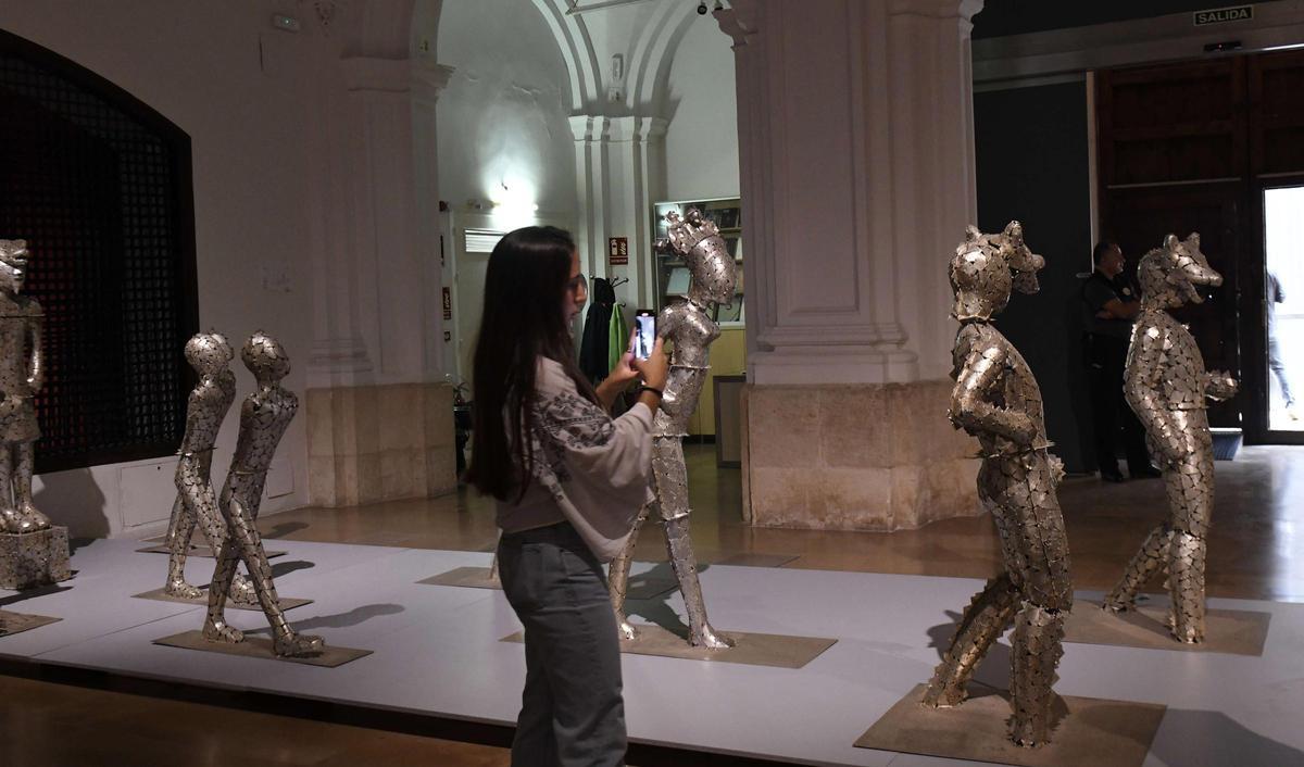 Un joven saca fotos de las obras de Mascaró en Verónicas.
