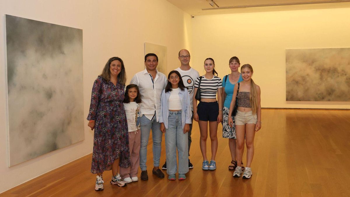 Turistas británicos y lusos, ayer por la mañana en la exposición “Indicios” de Bosco Caride, en el MARCO.
