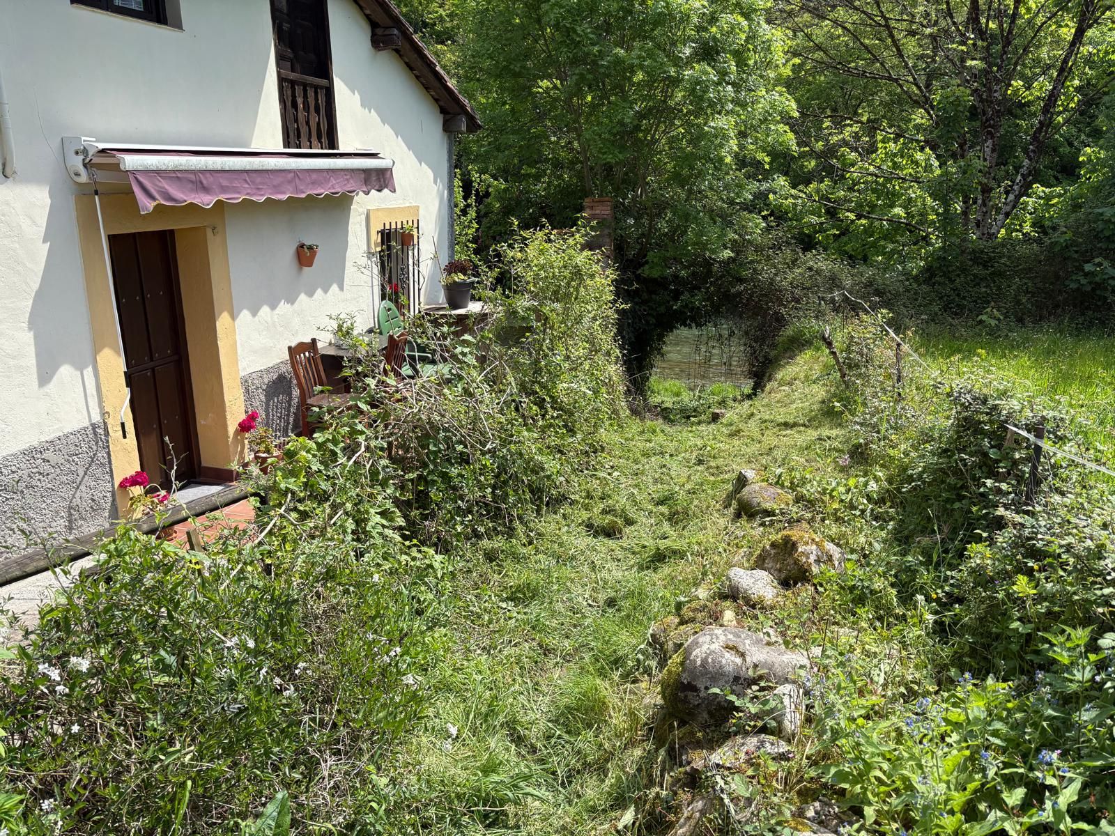 El supuesto acceso al río Sella en litigio, junto a la casa de Xuan Carlos Fernández García.