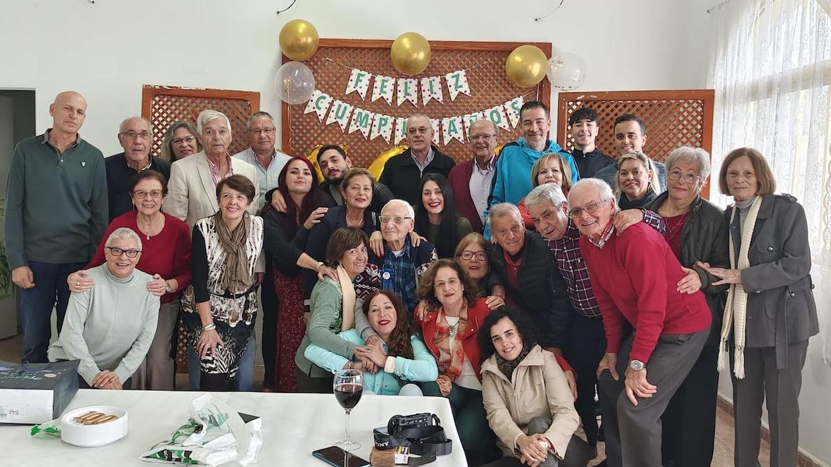 José Francisco Armas Barroso, El Nene, rodeado de su familia, en su 100 cumpleaños.