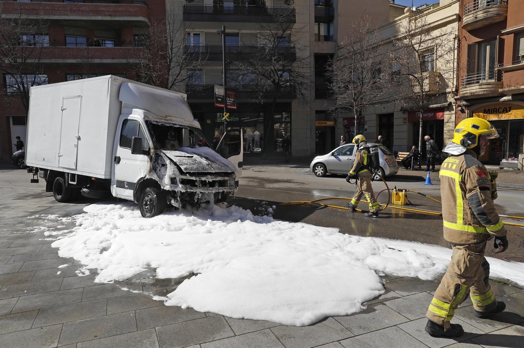 Crema un camió davant del Mercat del Lleó de Girona