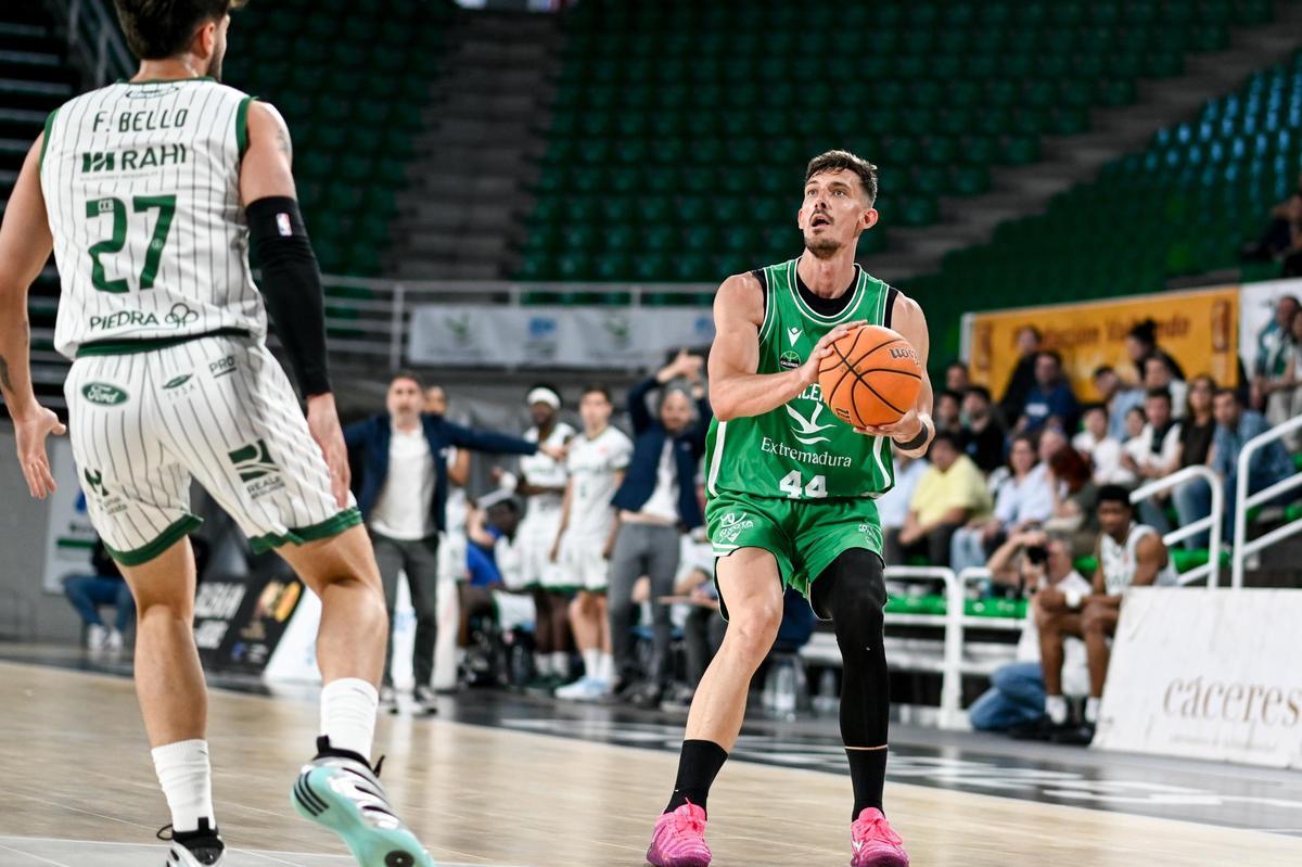 Kalinicenko se dispone a lanzar un triple ante el Coto Córdoba.