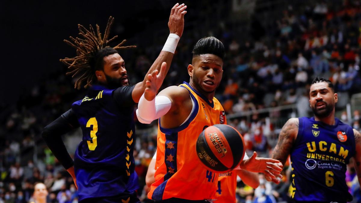 Rivero y Web III pugnan por un balón en el partido de cuartos de final