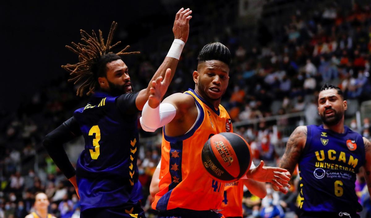 Rivero y Web III pugnan por un balón en el partido de cuartos de final