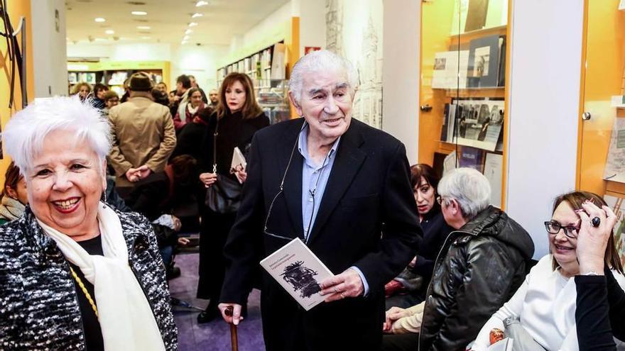 Antonio Gamoneda, con su libro en la mano, ayer en la librería Cervantes.