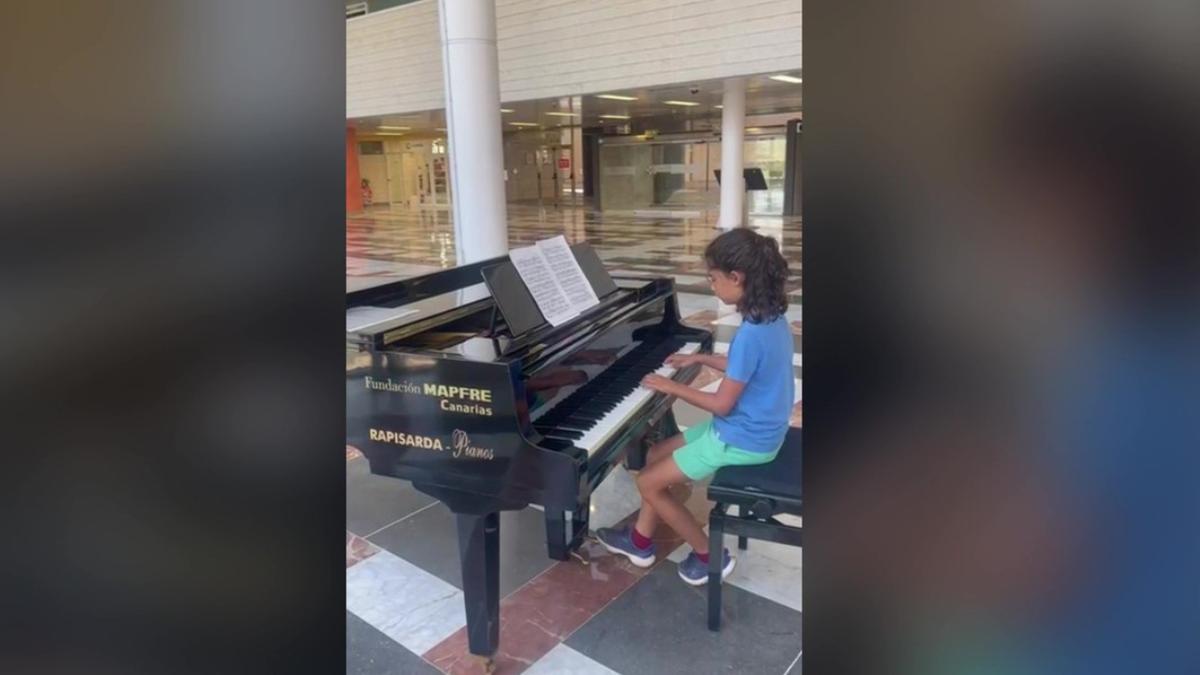 Un joven pianista emociona con su talento en el Hospital Negrín de Las Palmas de Gran Canaria