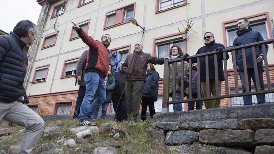 Toño Huerta, segundo por la izquierda con el brazo extendido, durante la visita guiada de ayer.