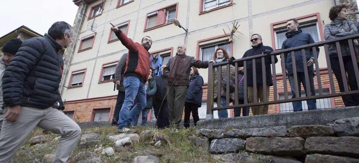 Toño Huerta, segundo por la izquierda con el brazo extendido, durante la visita guiada de ayer.