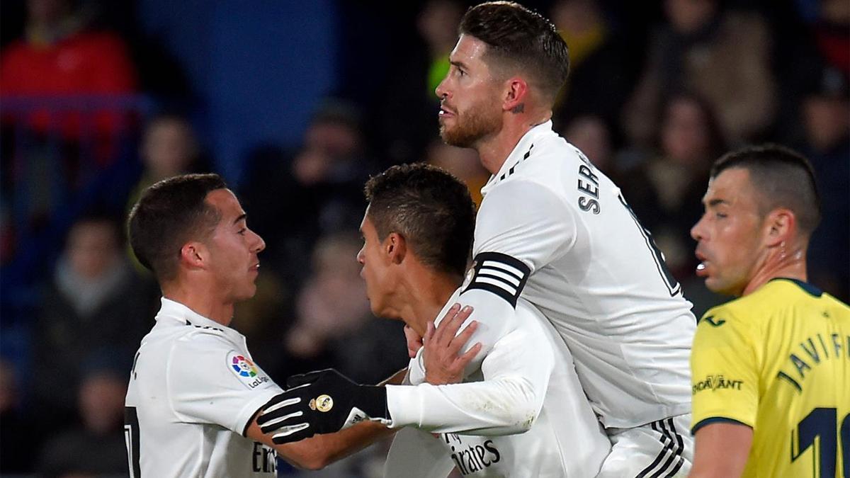 Ramos celebra un gol con Varane y Lucas Vázquez