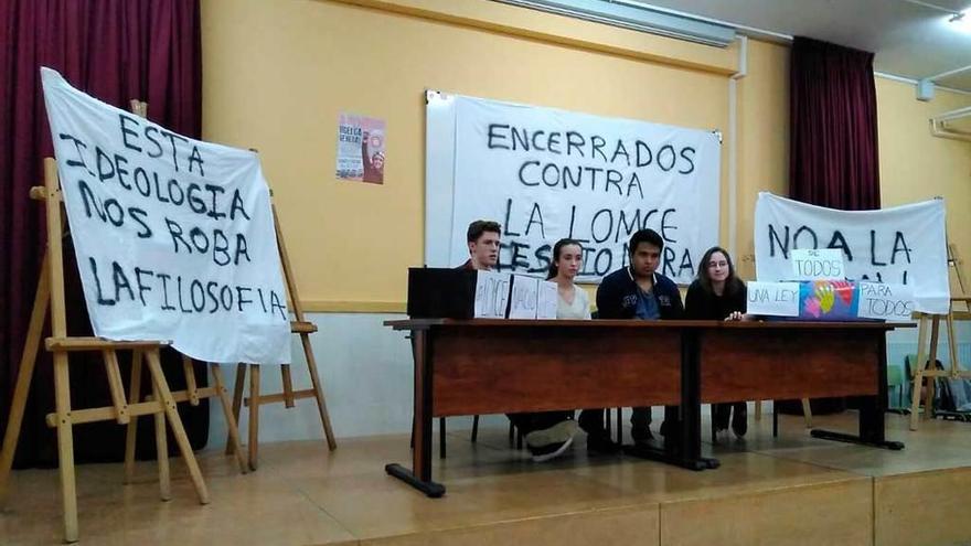 Los estudiantes que se encerraron anoche en el Instituto de Pola de Siero.