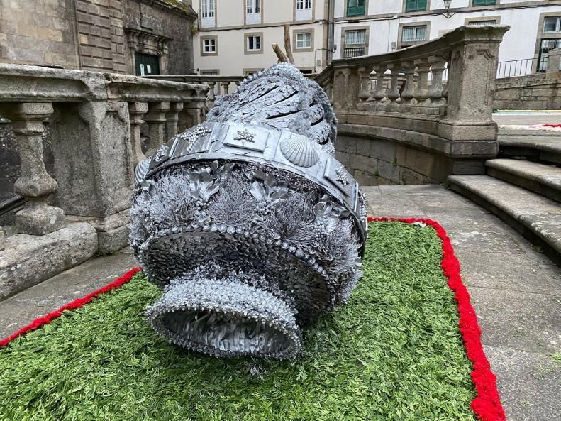 El espectacular botafumeiro diseñado por alfombristas de Miño.