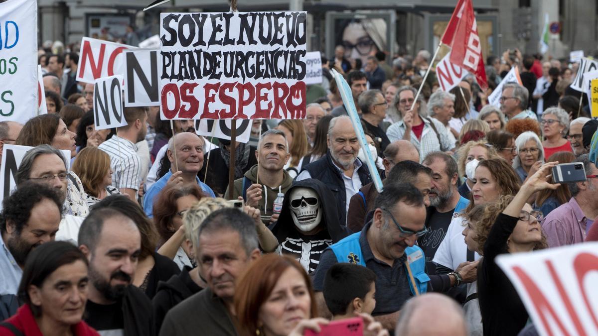 Archivo - Cientos de personas con pancartas durante una manifestación para pedir una sanidad madrileña pública, universal y de calidad