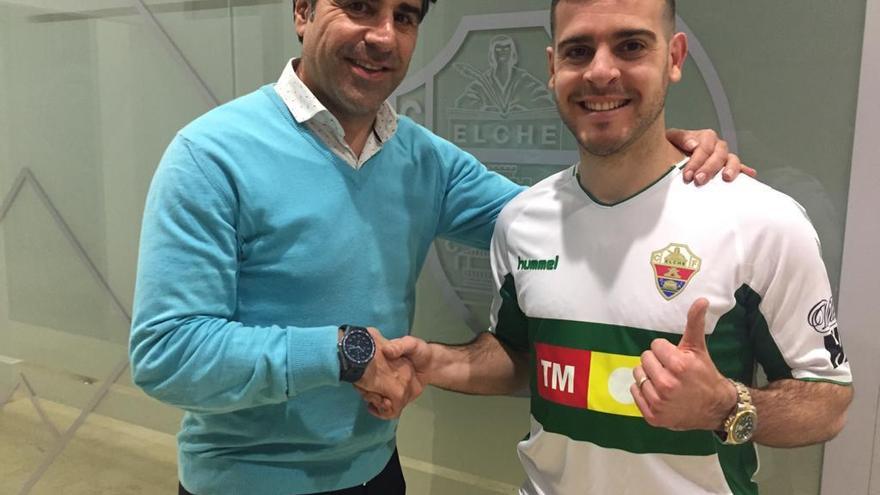 Victor Rodríguez posa junto a Nico Rodríguez, director deportivo del Elche