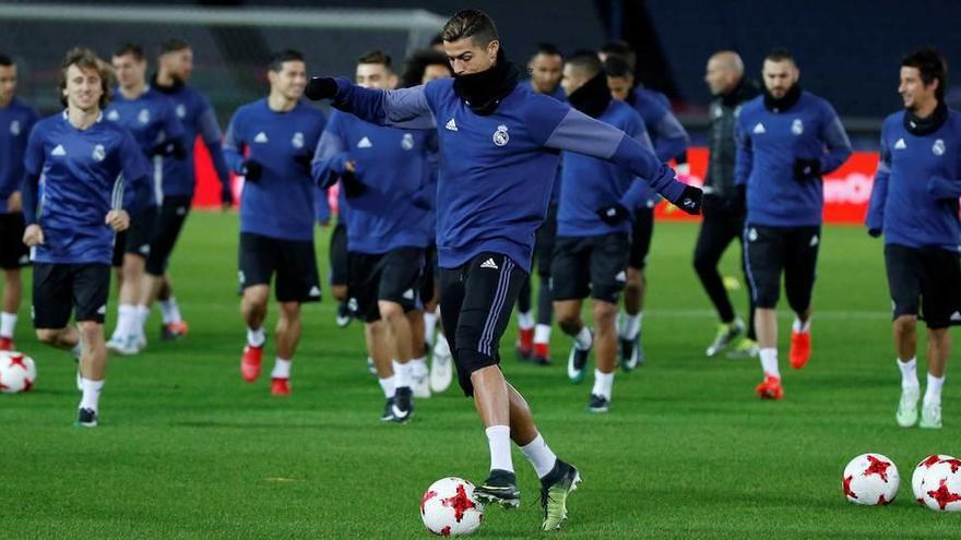 Cristian Ronaldo, en el centro, durante el entrenamiento del Real Madrid.