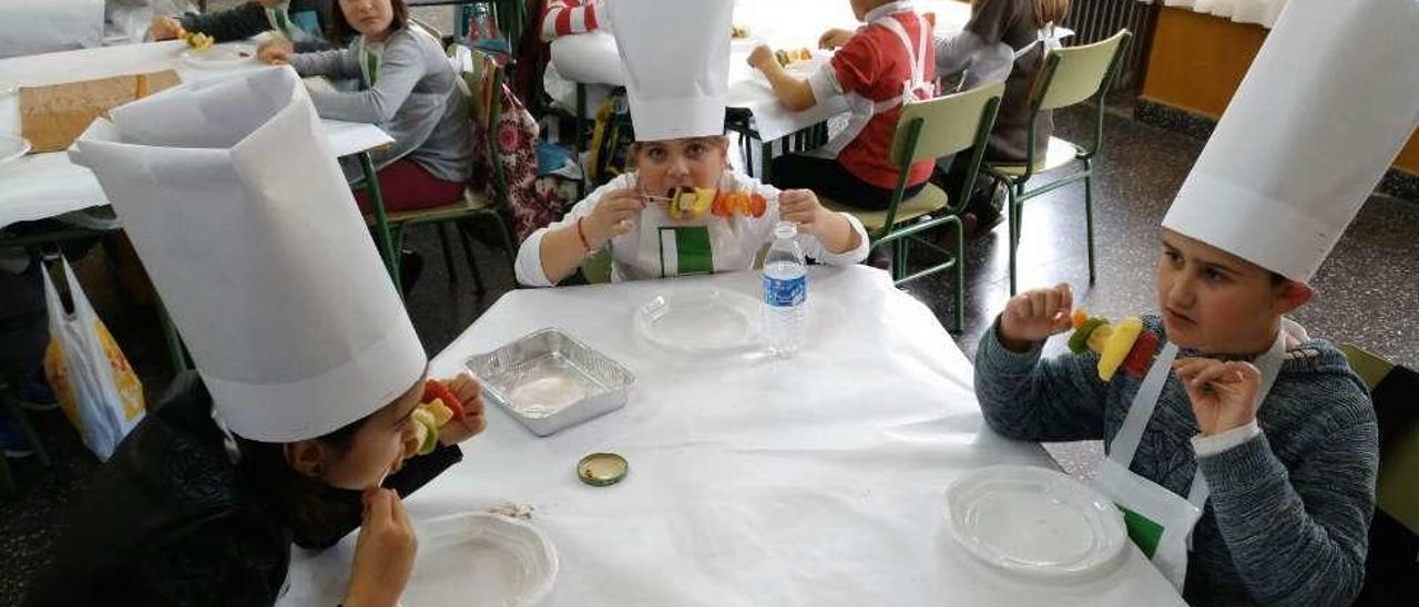 Otro grupo degustando las brochetas de frutas en el colegio Manuel Fernández Juncos.