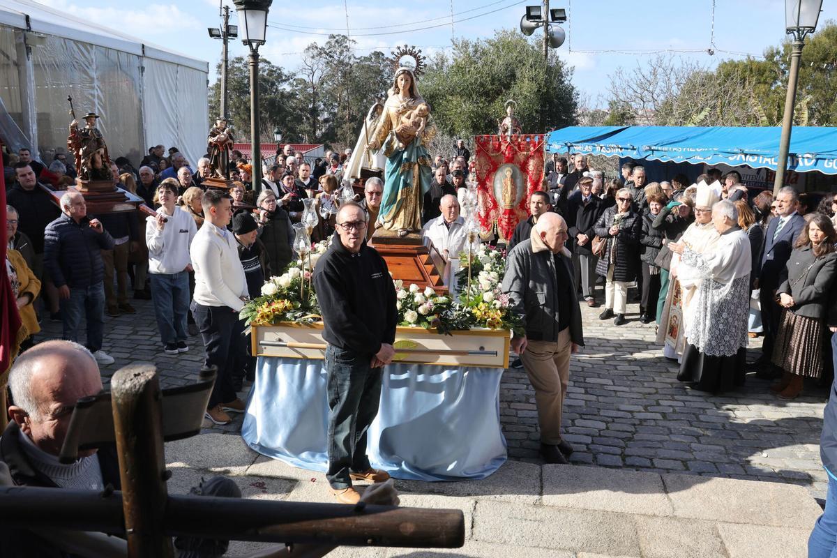 Procesión en honor a la Virgen de las Candelas en Castrelos