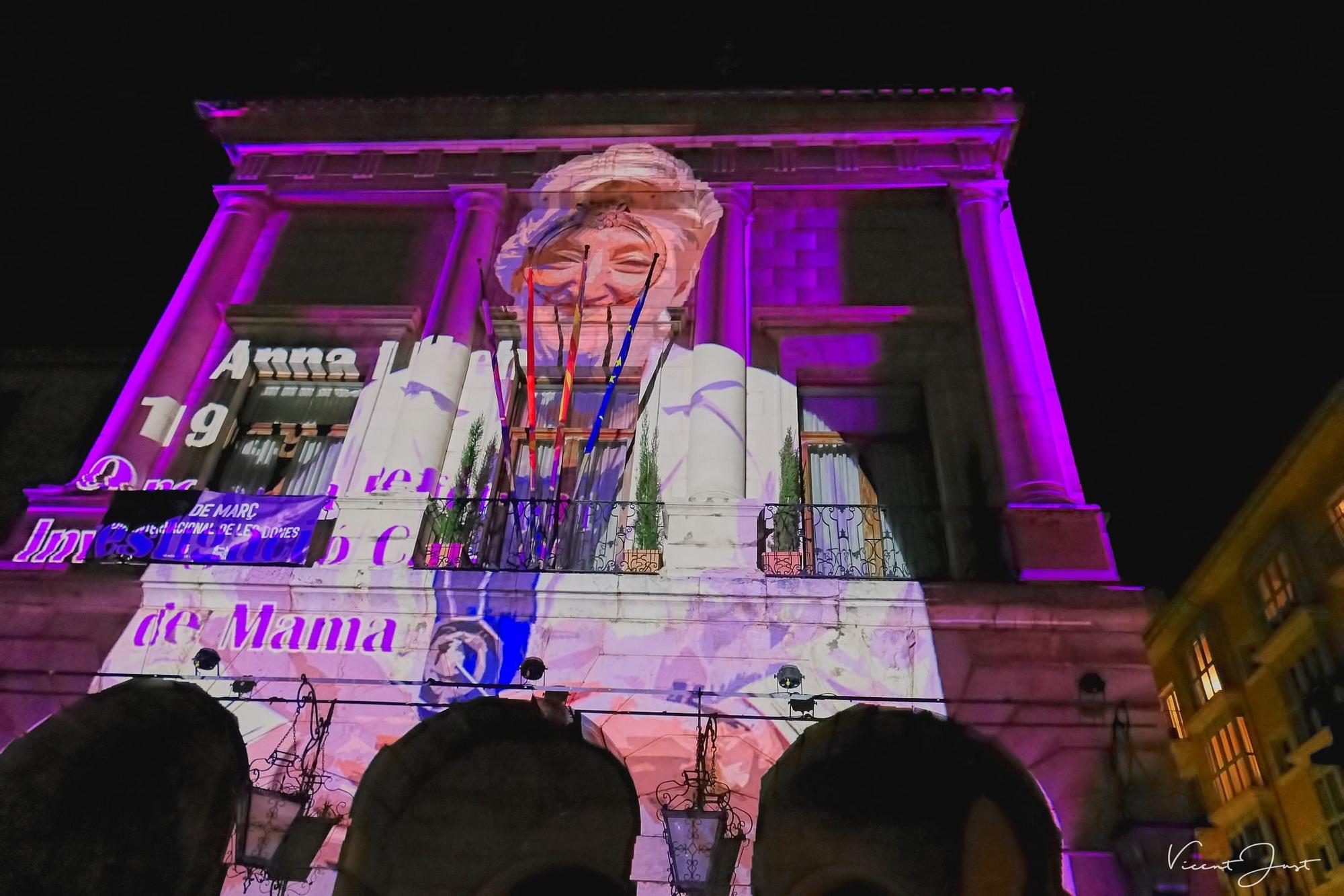 El espectacular videomaping en la fachada del Ayuntamiento de Gandia por el Dia de la Dona