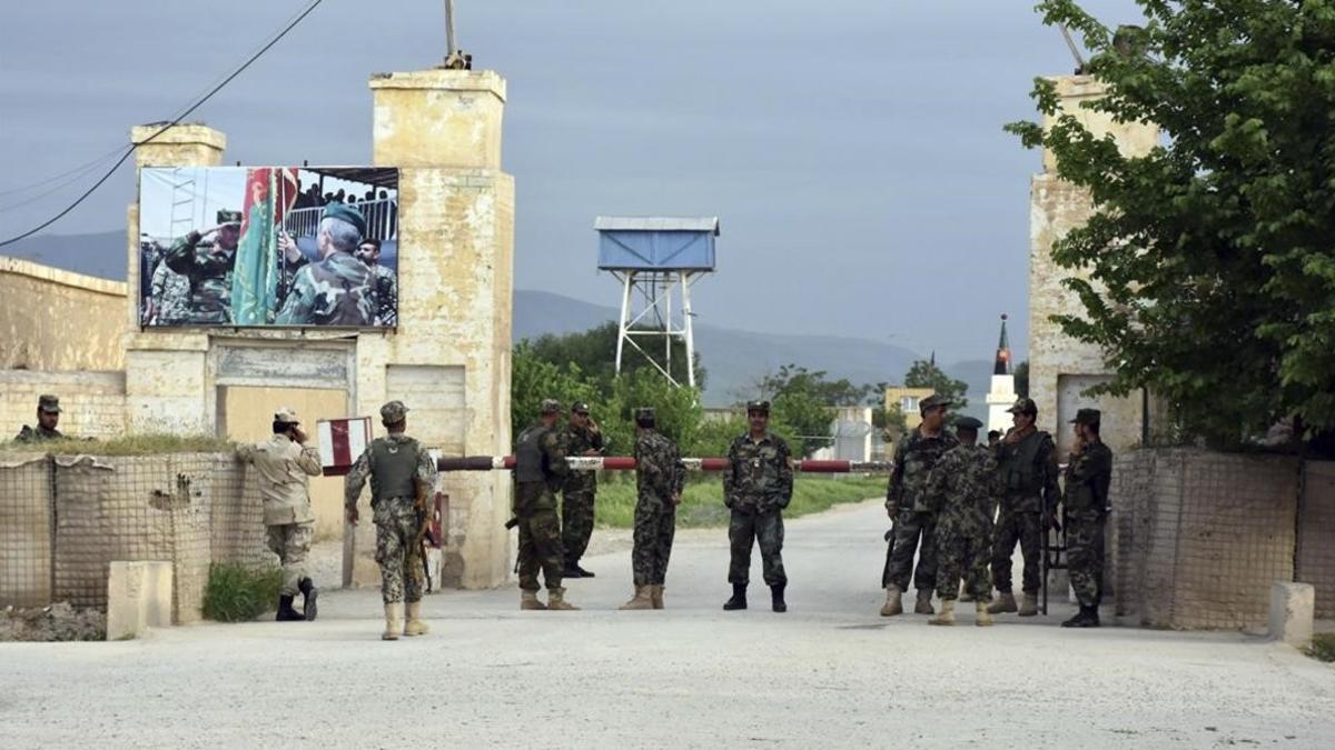 Soldados afganos montan guardia en la entrada de una base militar en la provincia norteña de Mazar-e-Sharif, tras el ataque en la provincia de Balkh, el 21 de abril.