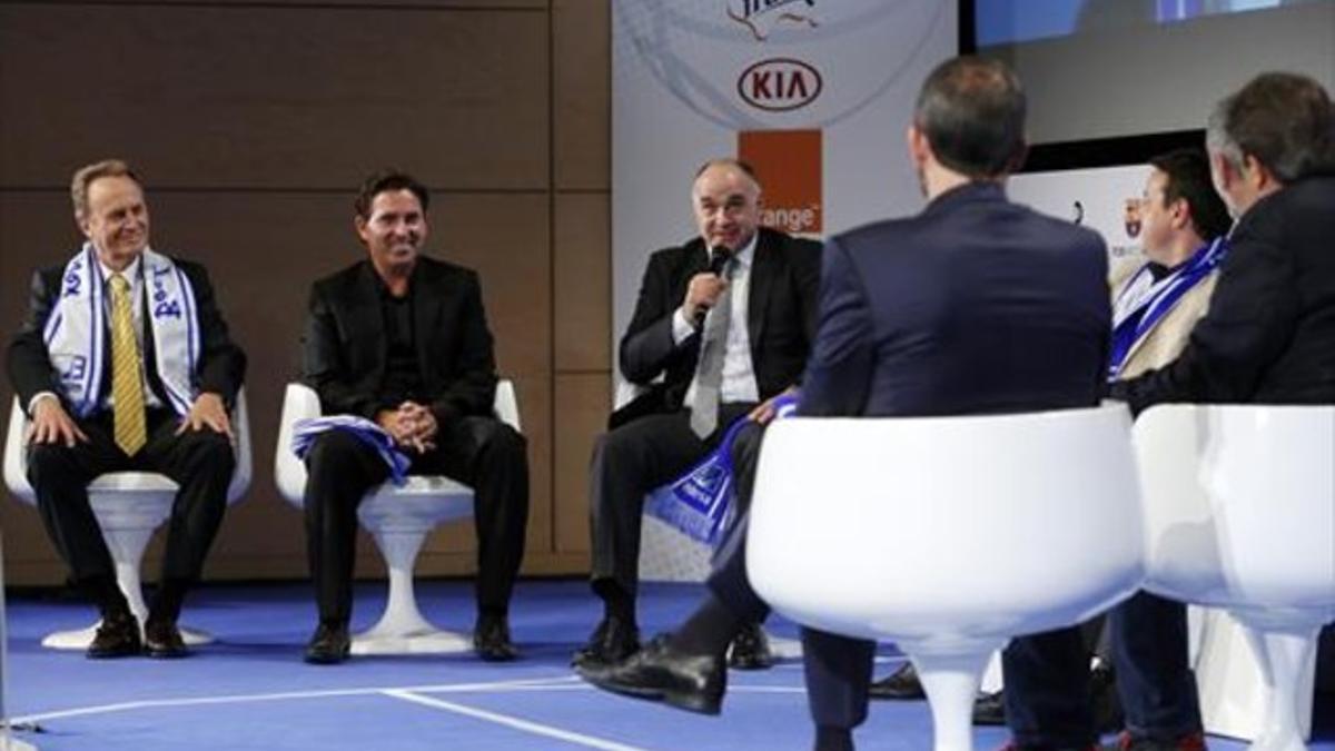 Aíto, Pascual y Laso, micro en mano, en plena tertulia durante la presentación de la Liga en la sede de Endesa.