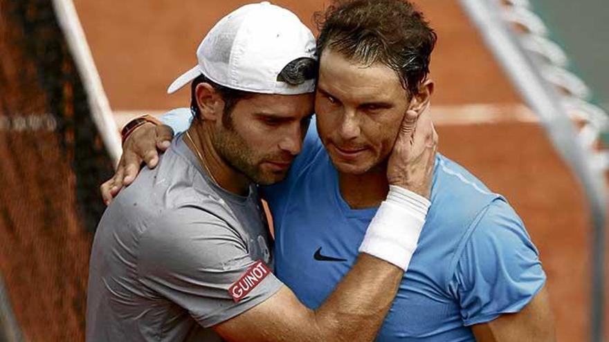 Nadal y Bolelli se fundieron en un abrazo al final del partido.