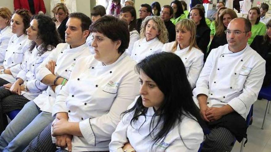 Alumnos de la anterior escuela de hostelería comarcal, en A Lanzada.