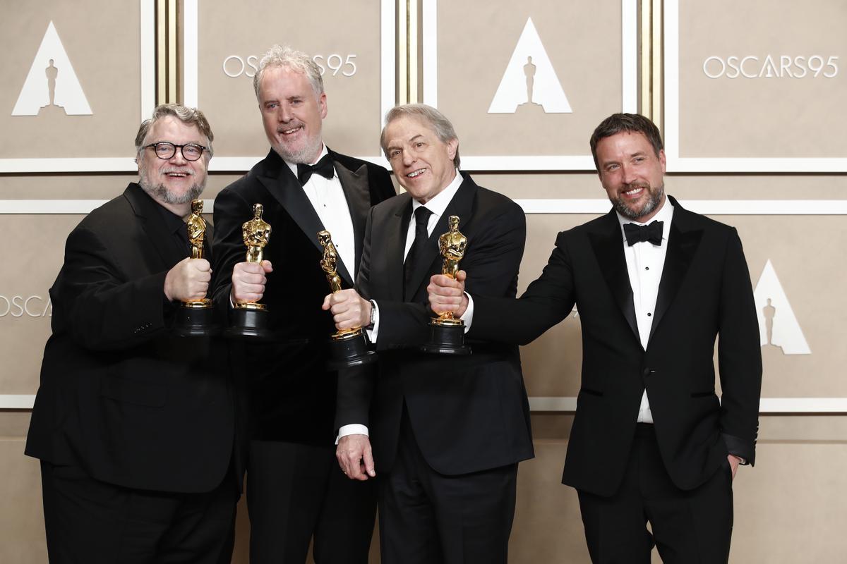 Hollywood (United States), 13/03/2023.- (L-R) Guillermo del Toro, Alexander Bulkley, Gary Ungar, and Mark Gustafson, winners of the Best Animated Feature for ’Guillermo del Toro’s Pinocchio’, pose in the press room during the 95th annual Academy Awards ceremony at the Dolby Theatre in Hollywood, Los Angeles, California, USA, 12 March 2023. The Oscars are presented for outstanding individual or collective efforts in filmmaking in 24 categories. (Estados Unidos) EFE/EPA/CAROLINE BREHMAN