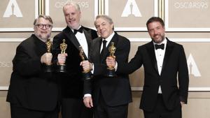 Hollywood (United States), 13/03/2023.- (L-R) Guillermo del Toro, Alexander Bulkley, Gary Ungar, and Mark Gustafson, winners of the Best Animated Feature for ’Guillermo del Toro’s Pinocchio’, pose in the press room during the 95th annual Academy Awards ceremony at the Dolby Theatre in Hollywood, Los Angeles, California, USA, 12 March 2023. The Oscars are presented for outstanding individual or collective efforts in filmmaking in 24 categories. (Estados Unidos) EFE/EPA/CAROLINE BREHMAN