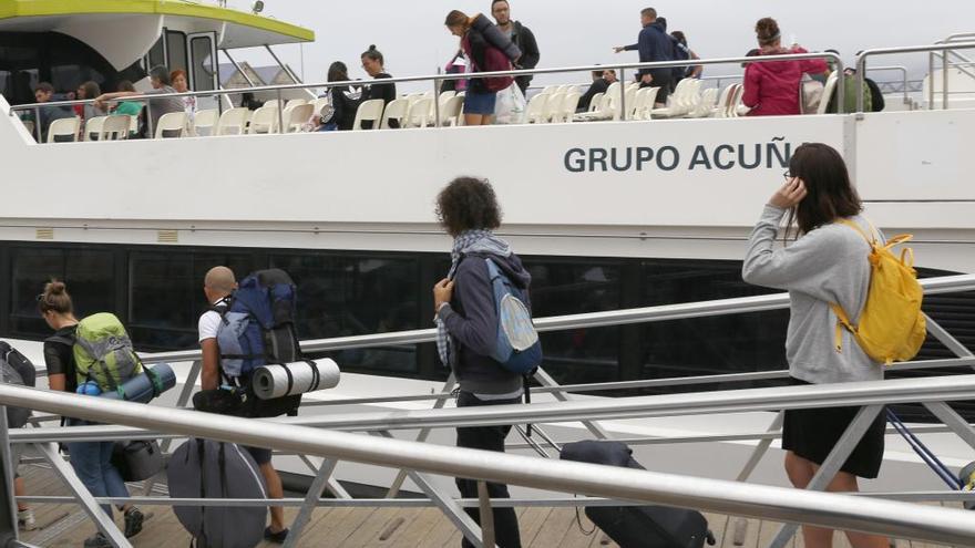 Viajeros en la Estación Marítima de Vigo. // R. Grobas