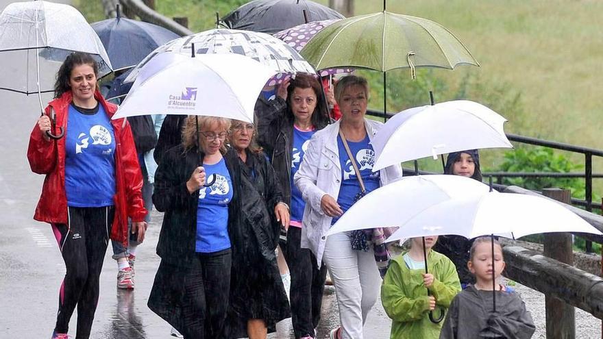 Las lenenses se mojan por la igualdad caminando hasta Carabanzo