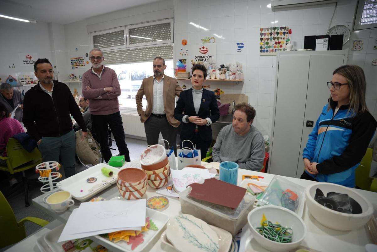 La presidenta de la Diputación de Badajoz, Raquel del Puerto, junto al diputado Ricardo Cabezas, en una visita a Aspaceba.