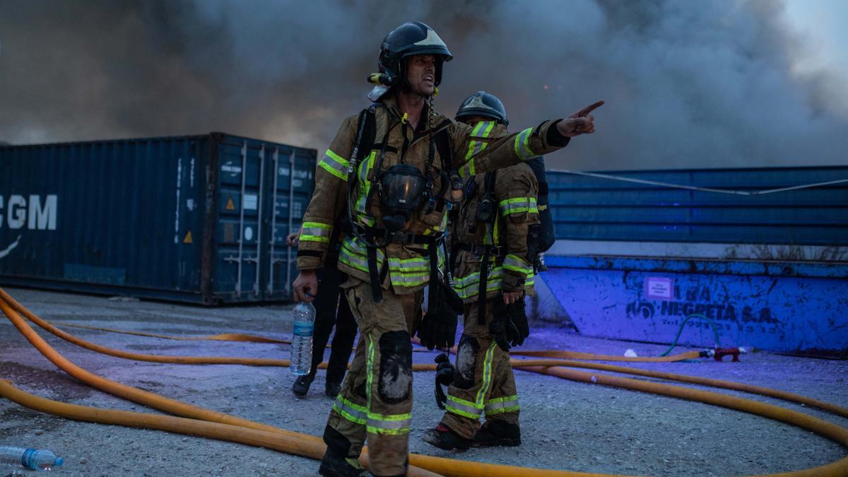 Declarado un fuego en el desguace de Ca Na Negreta