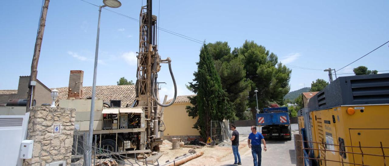 El sondeo se encuentra a escasos metros de la ermita de San Ramón.