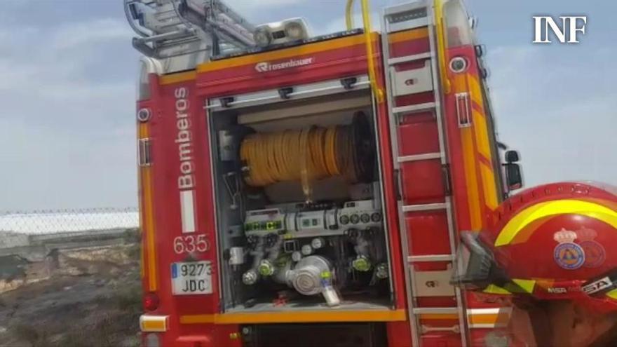 Un incendio afecta a una zona de invernaderos en Pilar de la Horadada