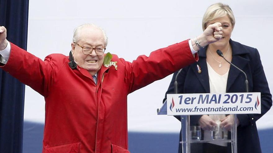 Jean-Marie Le Pen (i), junto a su hija, durante un acto.