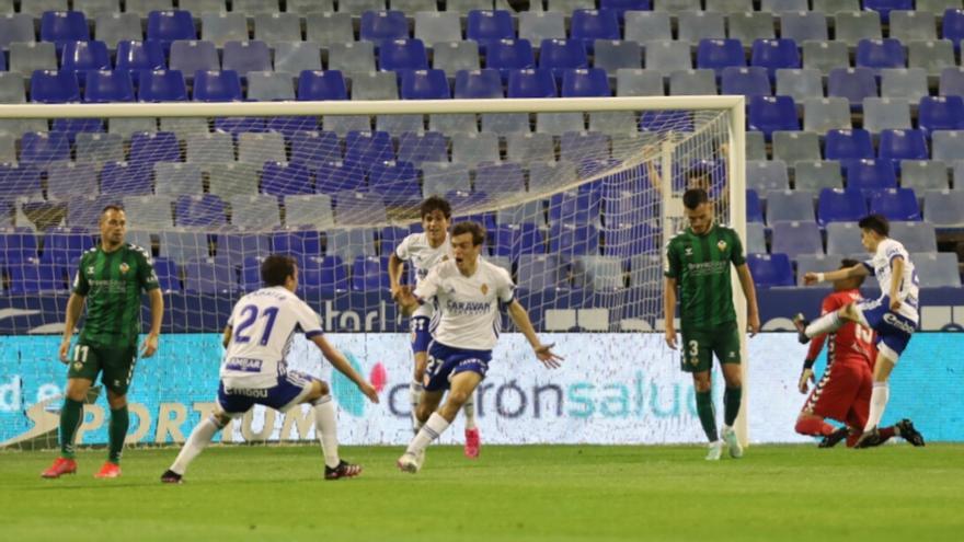 Francho celebra su gol con Zapater.