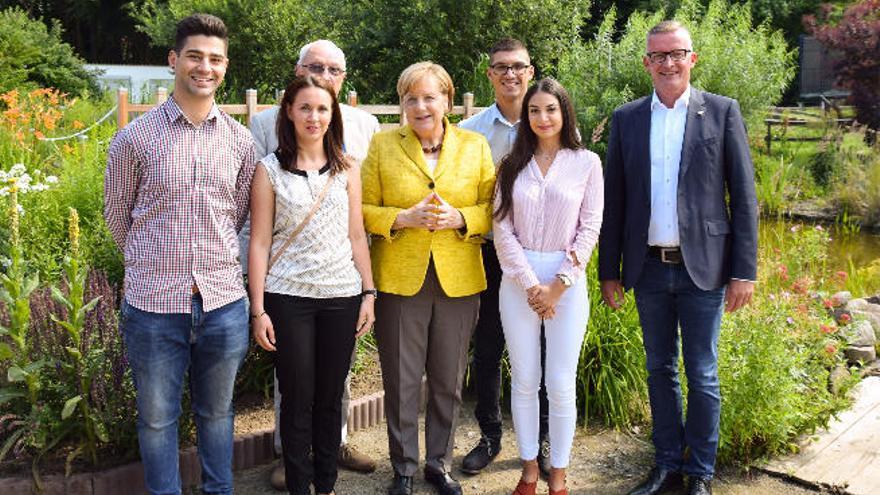 Angela Merkel se interesa por la formación profesional que ofrecen los hoteles de IFA