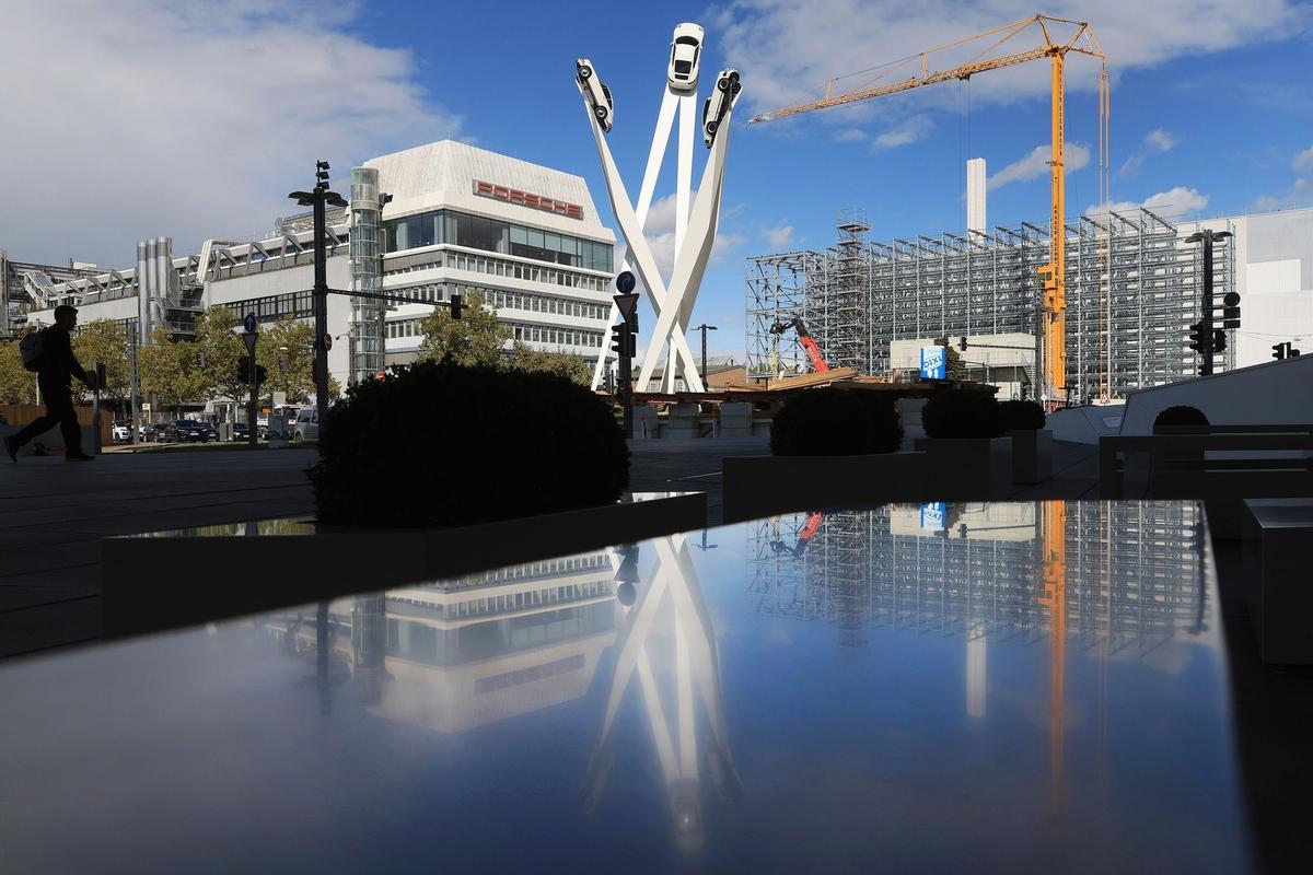 Los empleados trabajan en las carrocerías de los automóviles de lujo Porsche Taycan totalmente eléctricos en la línea de producción de la fábrica de Porsche AG en Stuttgart, Alemania.