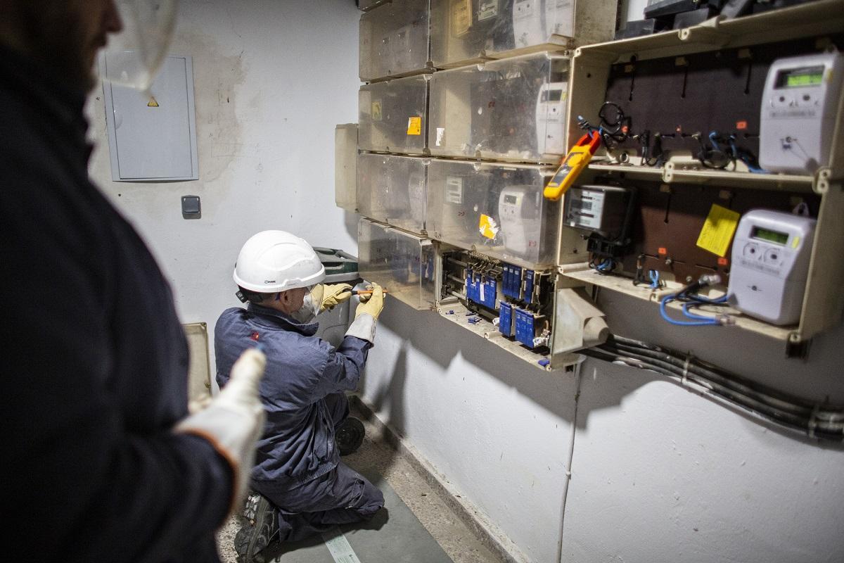 Un operador de Endesa trabaja en una instalación donde se ha detectado fraude.