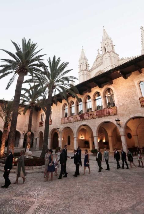 Großer Bahnhof im Königspalast Almudaina auf Mallorca: Das spanische Königspaar hat am Sonntagabend (7.8.) Vertreter aus Politik, Wirtschaft, Gesellschaft, Sport und Kultur zum traditionellen Empfang begrüßt. Mit rund 450 geladenen Gästen waren es in diesem Jahr sogar 50 mehr als vergangenes Jahr.