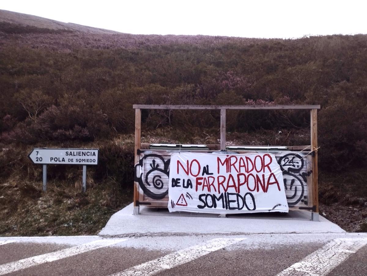 Pancarta contraria a la instalación del mirador.