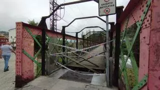 Cerrado al tránsito peatonal el puente de La Maquinilla, que conecta el centro de Sama con Los Llerones