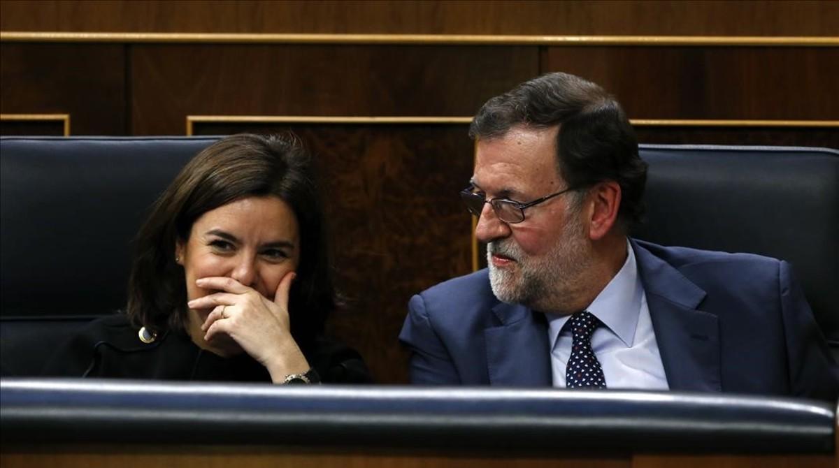 El presidente del Gobierno en funciones, Mariano Rajoy, junto a la vicepresidenta en funciones, Soraya Saenz de Santamaria en el Congreso