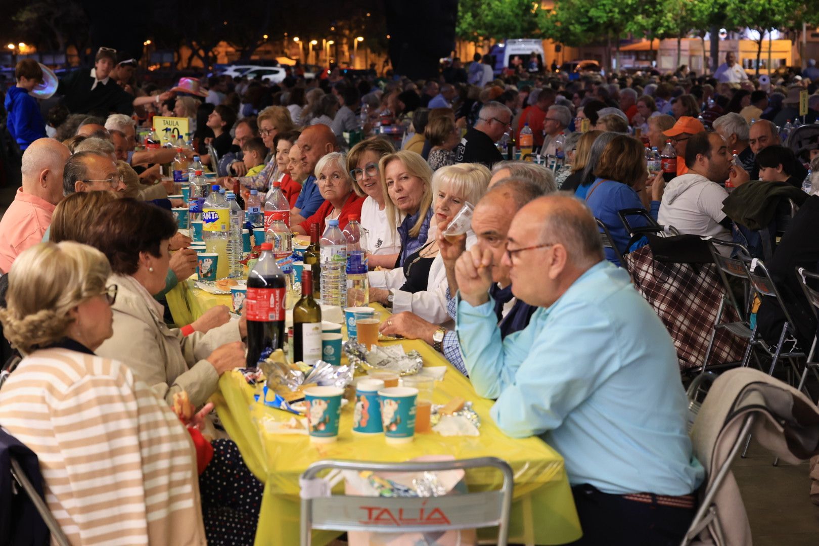 Búscate en la galería de fotos del Macrosopar de Veïns de las fiestas de Vila-real