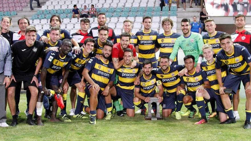 La UD Sanse posa con el trofeo.