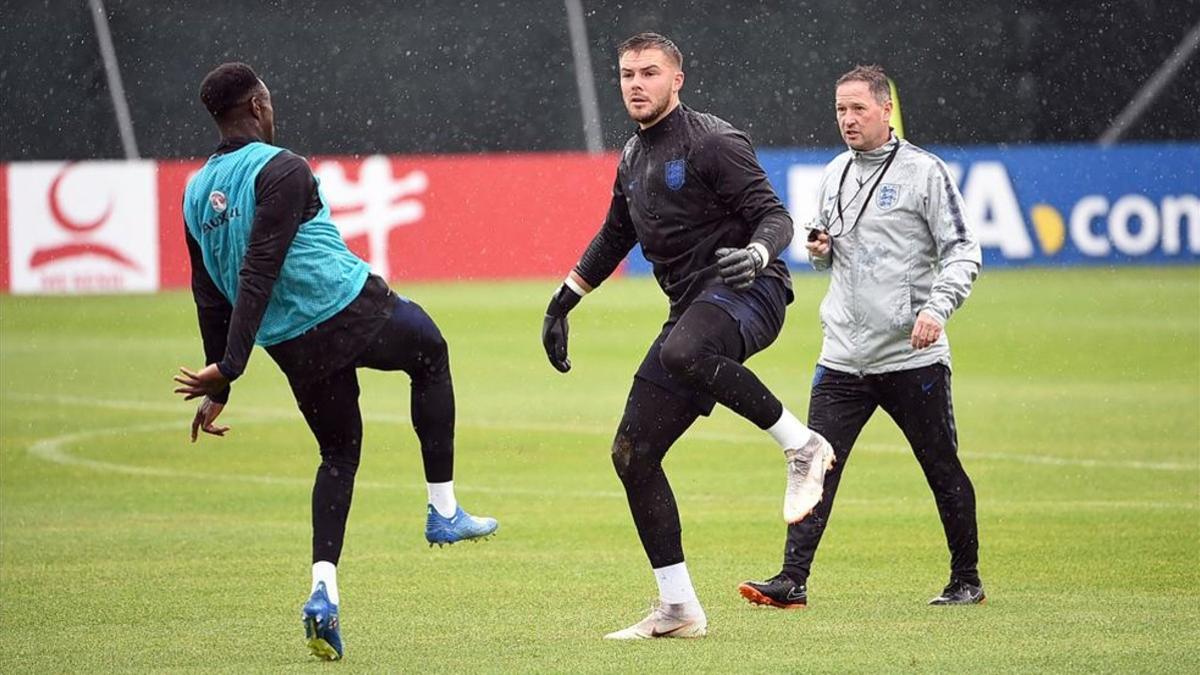 Los jugadores ingleses entrenando bajo la lluvia